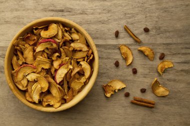 eski ahşap zemin üzerinde bir kasede kurutulmuş elma demet. Üstten Görünüm