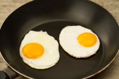 ahşap arka plan üzerinde bir tavada kızarmış yumurta
