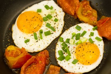 soğan ve domates ahşap arka plan üzerinde tepesinde kızarmış yumurta