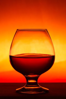 Viski ya da ahşap bir masa üzerinde brendi