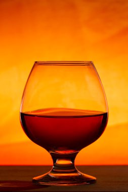 Viski ya da ahşap bir masa üzerinde brendi