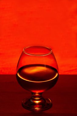 Viski ya da ahşap bir masa üzerinde brendi