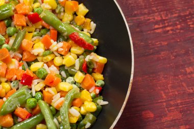 ahşap arka plan üzerinde tavada sebze karışımı