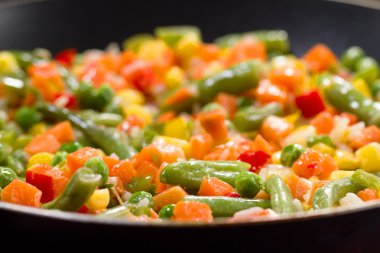 ahşap arka plan üzerinde tavada sebze karışımı