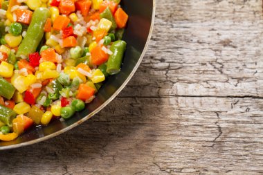 ahşap arka plan üzerinde tavada sebze karışımı