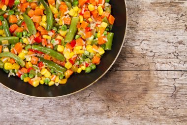 ahşap arka plan üzerinde tavada sebze karışımı