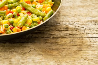 ahşap arka plan üzerinde tavada sebze karışımı