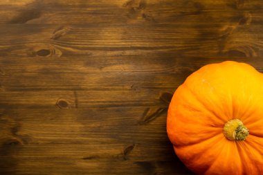 Ahşap zemin üzerine sarı olgun balkabağı. Şükran günü, sonbahar.