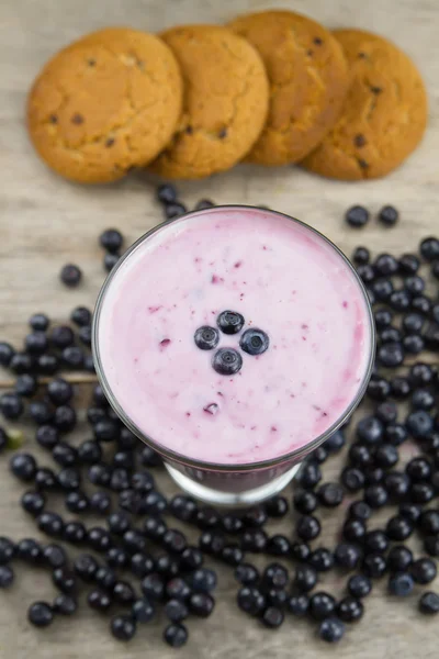 Blueberry smoothie with berries on wooden background. Healthy vegetarian food, diet. — 스톡 사진
