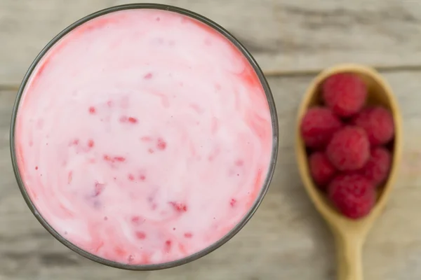 Málna smoothie bogyókkal, fából készült háttér. Egészséges vegetáriánus ételek, diéta. — Stock Fotó