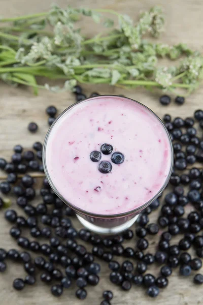 Blueberry smoothie with berries on wooden background. Healthy vegetarian food, diet. — Zdjęcie stockowe