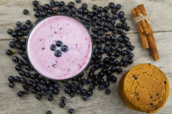 Blueberry smoothie with berries on wooden background. Healthy vegetarian food, diet. — 스톡 사진