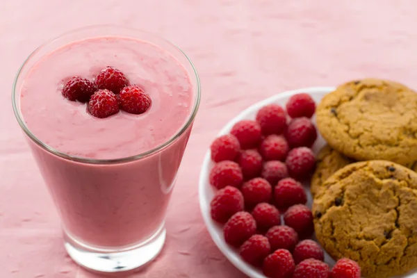 Batido de frambuesa con bayas sobre fondo de madera. Comida vegetariana saludable, dieta . —  Fotos de Stock