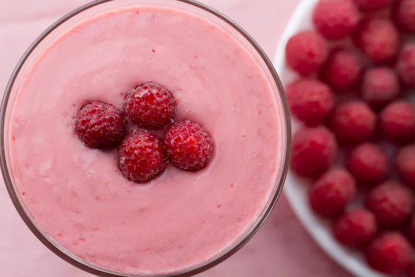 Batido de frambuesa con bayas sobre fondo de madera. Comida vegetariana saludable, dieta . — Foto de Stock