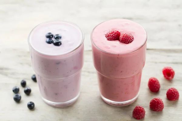 Batido de frambuesa y arándanos con bayas sobre fondo de madera. Comida vegetariana saludable, dieta . — Foto de Stock