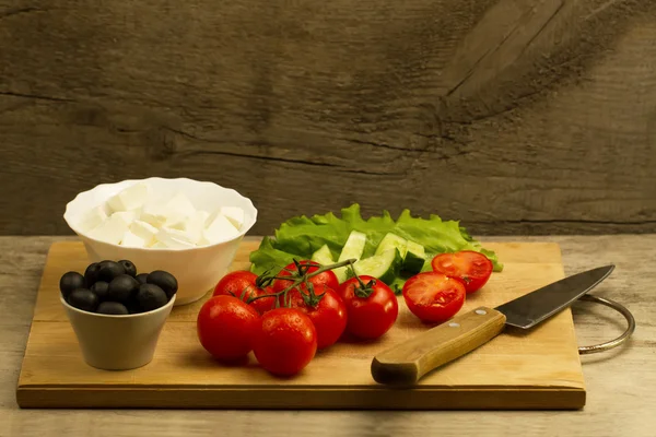 Hausmannskost Sommer griechischer Salat auf Holzgrund — Stockfoto