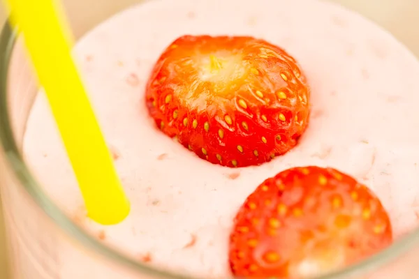 Batido de bayas frescas con fresas, macro — Foto de Stock