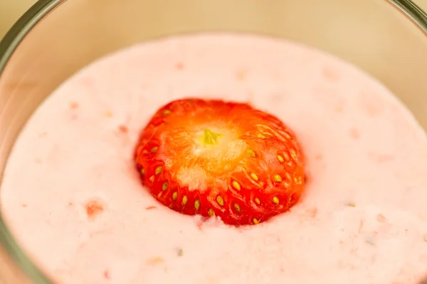 Frische Beeren-Smoothie mit Erdbeeren, Makro — Stockfoto