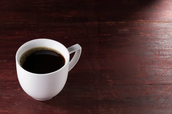 Tazza di caffè nero preparato sul tavolo di legno — Foto Stock