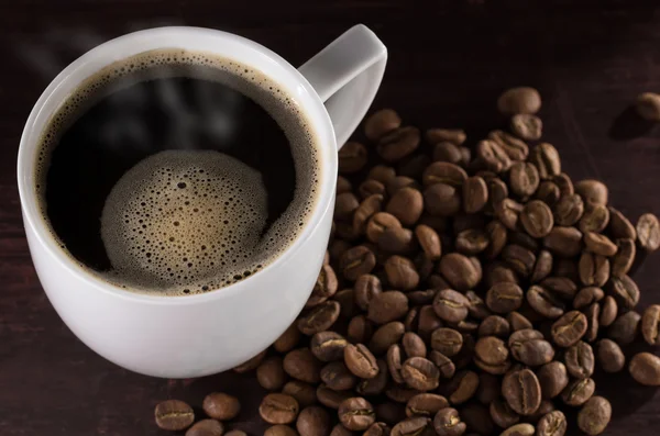 Tasse chaude de café noir infusé sur table en bois — Photo