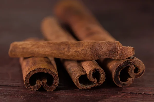 Whole cinnamon sticks on wooden background — Stock Photo, Image