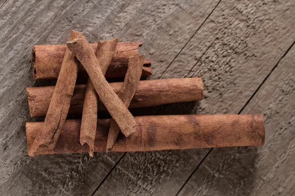 Cinnamon sticks on wooden background — Stock Photo, Image