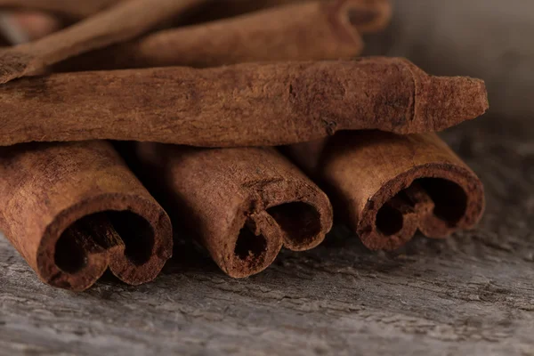 Whole cinnamon sticks on wooden background — Stock Photo, Image