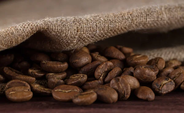 Macro frijoles café negro, listo para preparar delicioso café — Foto de Stock