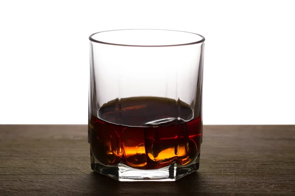 Whisky con hielo en una mesa de madera — Foto de Stock