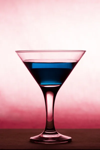 Martini-Glas auf Holztisch — Stockfoto