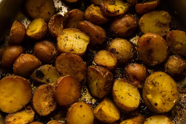 煎锅里的新鲜炸的土豆 — 图库照片