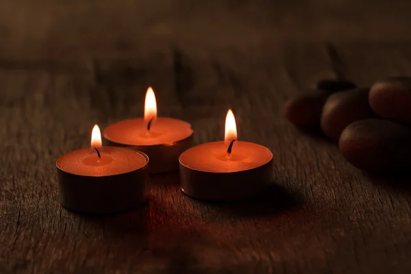 Piękna kompozycja Spa z zapach świec na drewniane. Leczenie, Aromaterapia — Zdjęcie stockowe