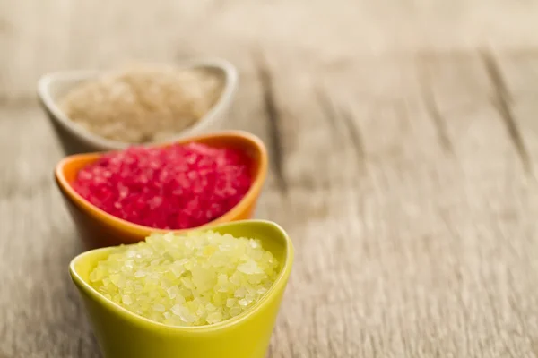 Coloridas sales de baño de mar sobre fondo de madera. Spa, aromaterapia . — Foto de Stock