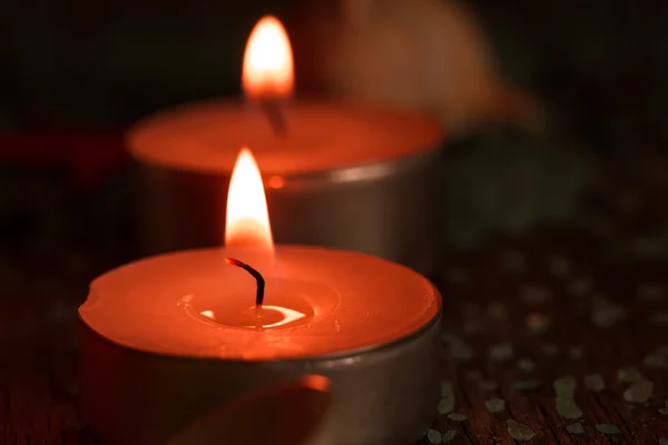 Hermosa composición Spa con velas de aroma en madera. Tratamiento, aromaterapia —  Fotos de Stock