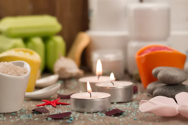 Composición del spa con sal marina, velas, jabón, conchas, cremas para la cara sobre fondo de madera. Aromaterapia . — Foto de Stock