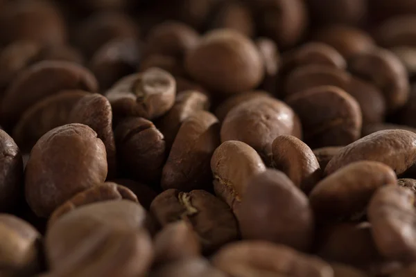 Macro beans black coffee, ready to brew delicious coffee — Stock Photo, Image