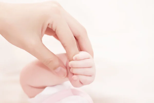 愛と家族の概念。母親と赤ちゃんの手 ロイヤリティフリーのストック写真