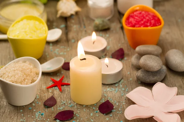 Composición del spa con sal marina, velas, jabón, conchas, cremas para la cara sobre fondo de madera. Aromaterapia . — Foto de Stock