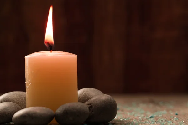 Hermosa composición Spa con velas de aroma en madera. Tratamiento, aromaterapia —  Fotos de Stock