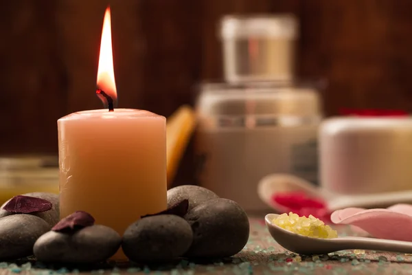 Composición del spa con sal marina, velas, jabón, conchas, cremas para la cara sobre fondo de madera. Aromaterapia . — Foto de Stock