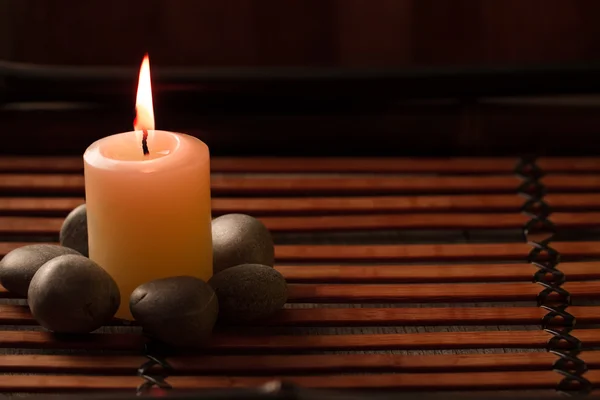 Bella composizione Spa con candele aromatiche su legno. Trattamento, aromaterapia — Foto Stock