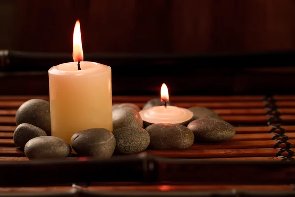 Bella composizione Spa con candele aromatiche su legno. Trattamento, aromaterapia — Foto Stock