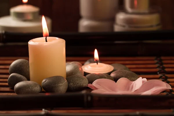 Ahşap aroma mum ile güzel Spa kompozisyon. Tedavi, Aromaterapi