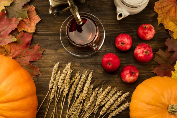 Tea c still life with samovar, apples, ripe orange pumpkins, maple leaves, wheat on wooden background. Thanksgiving, autumn. — Stockfoto