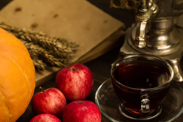 Tea still life with samovar, apples, ripe orange pumpkins, maple leaves, wheat on wooden background. Thanksgiving, autumn. — 스톡 사진