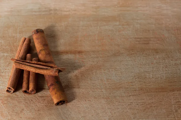 Whole cinnamon sticks on wooden background — Stock Photo, Image