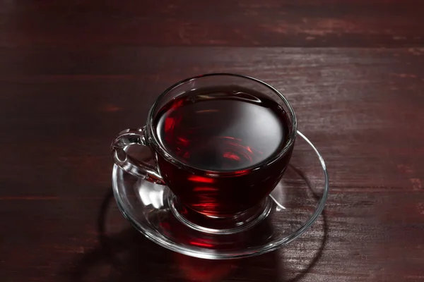 The black Cup of hot tea on wooden table — Stock Photo, Image