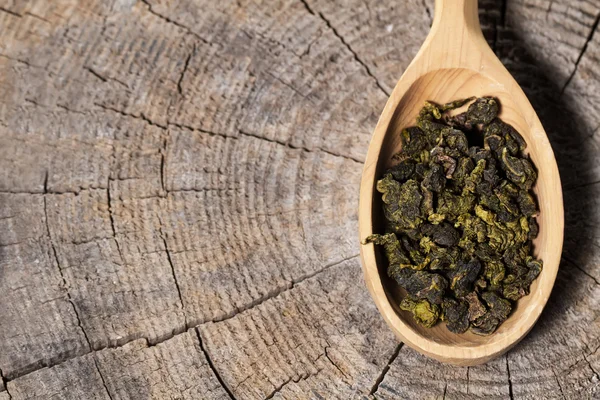 Oolong çay ahşap zemin üzerine kaşıkla
