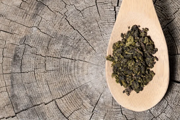 Oolong çay ahşap zemin üzerine kaşıkla