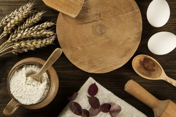 Olla de harina, espigas de trigo, utensilios de cocina sobre fondo de madera. casero, menú, receta, maqueta — Foto de Stock